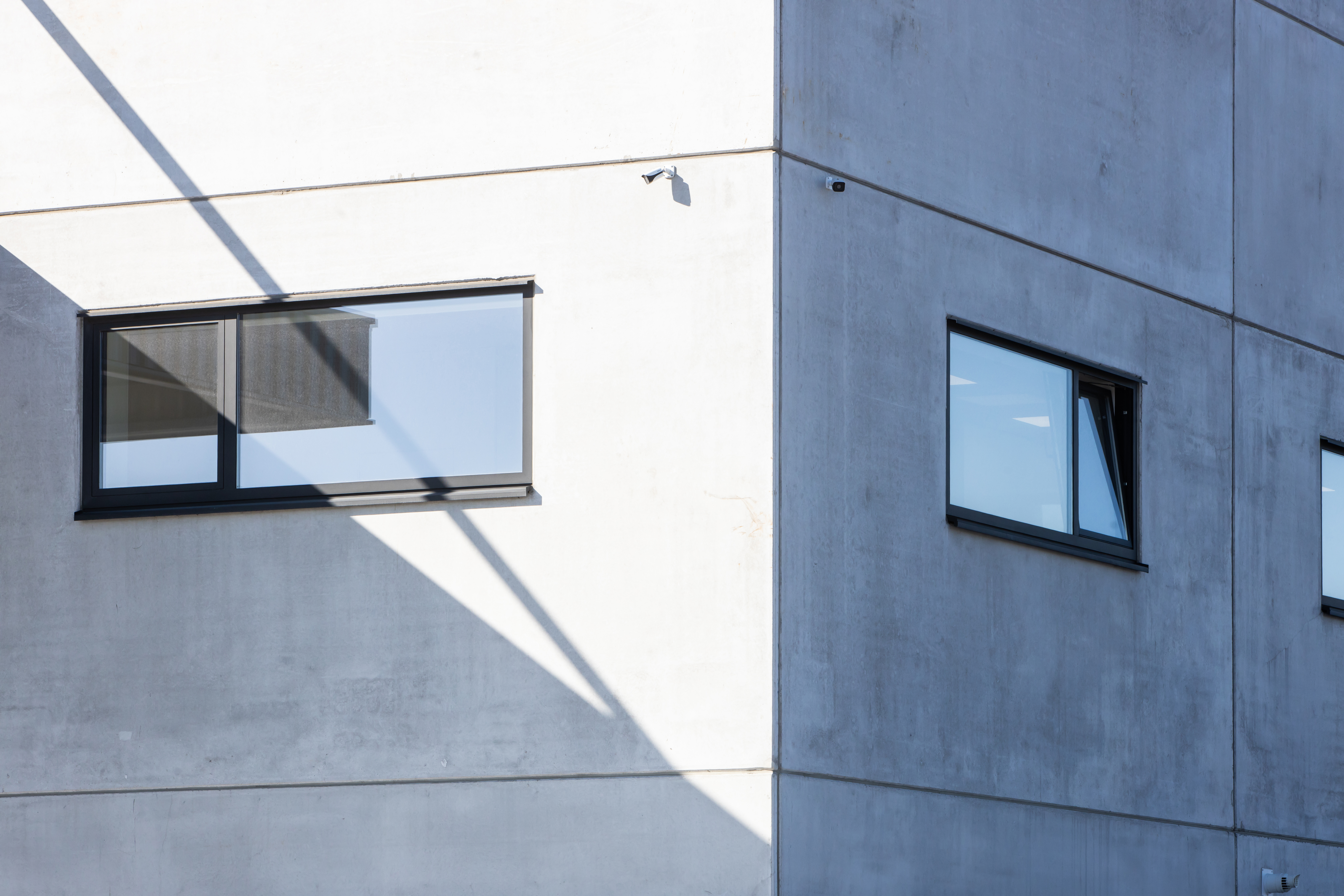 Prefab betonpanelen in glad beton